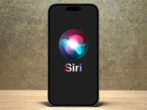 Na ekranie telefonu widnieje logo Siri. Zastanawiasz się, siri co to? To wirtualny asystent.