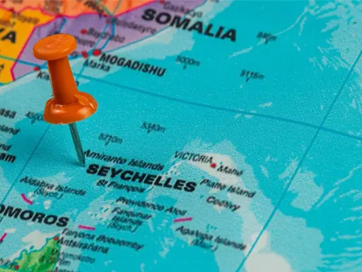 Mapa z zaznaczoną na Seszele pomarańczową pinezką. Widoczne też Kenia, Somalia, Komory.