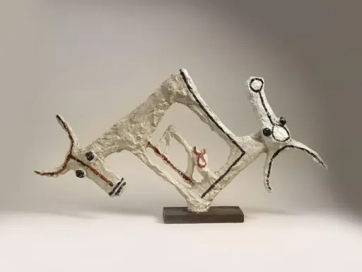 Sculpture abstraite en plâtre blanc, style Jean Lambert Rucki, représentant deux têtes d'animaux stylisées reliées par des formes géométriques.