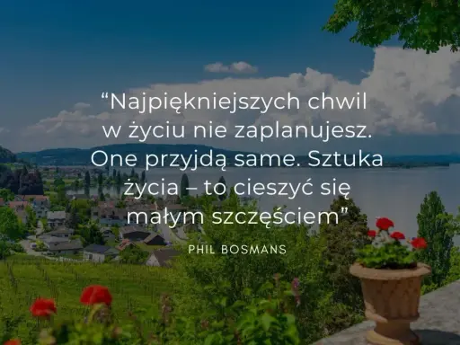 Krajobraz z jeziorem, miasteczkiem i cytatem o życiu.