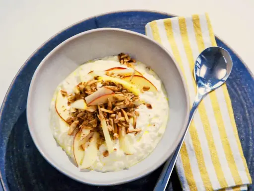 Schüssel mit cremigem Skyr, garniert mit Apfelscheiben und Granola. Perfekt für gesunde Skyr Rezepte.