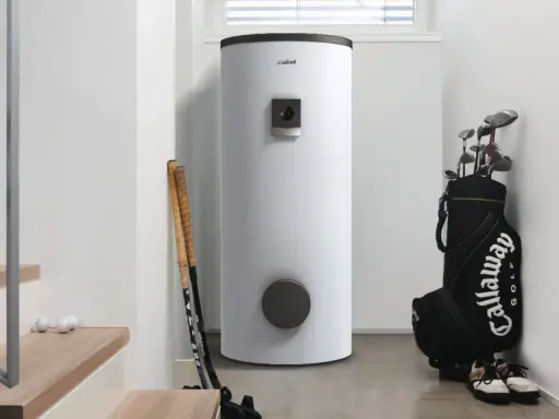 Ein moderner weißer warmwasserspeicher testet seine Leistung neben Golfschlägern und Bällen.