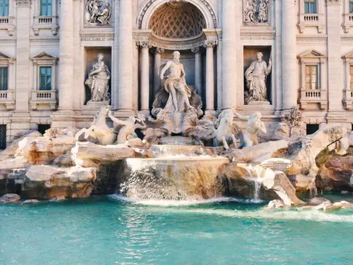 Fontana di Trevi, un must tra le 10 cose da vedere a Roma in 2 giorni. Le sue sculture e l'acqua cristallina incantano.