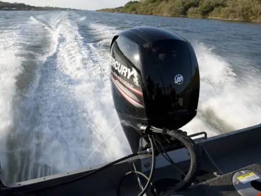 Moteur hors-bord Mercury en action, laissant une traînée d'écume. Le circuit de refroidissement moteur bateau est essentiel pour cette puissance.