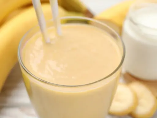 Pyszny bananowy shake proteinowy gotowy! Idealny przepis na szybkie śniadanie lub regenerację po treningu.