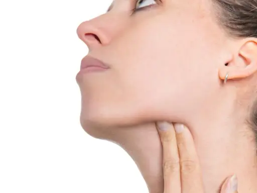 Donna si tocca il collo, preoccupata per possibili linfonodi tumore.