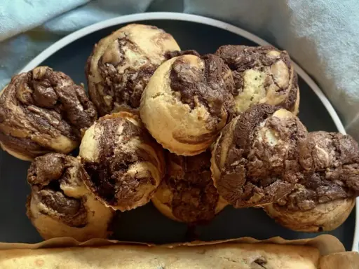 Ein Haufen leckerer Nutella Muffins mit Marmorierung auf einem Teller.