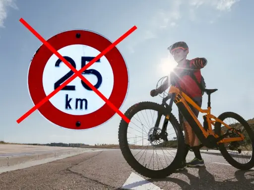Chcesz wiedzieć, jak zdjąć ogranicznik prędkości w rowerze elektrycznym? Znak zakazu 25 km/h przekreślony, obok rowerzysta z rowerem elektrycznym.