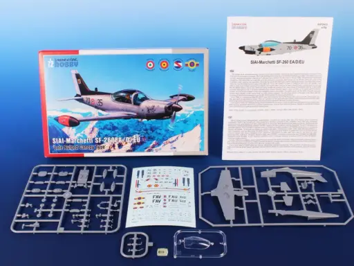 Modellbausatz der SIAI-Marchetti SF-260EA/D/EU, "Late Bulged Canopy Type", mit allen Teilen und Abziehbildern.