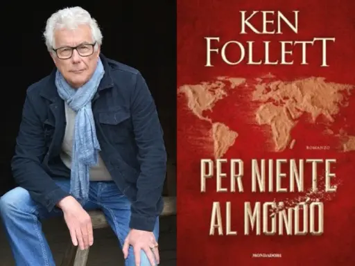 Ken Follett, autore di "Per niente al mondo", con la copertina del suo romanzo che mostra una mappa del mondo.