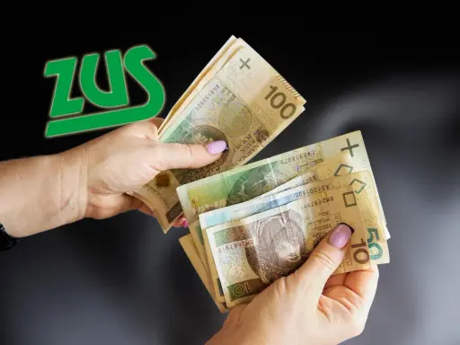 Ręce liczą pieniądze, a obok zielone logo ZUS. Czy to świadczy o tym, że czeka emerytura po mężu?