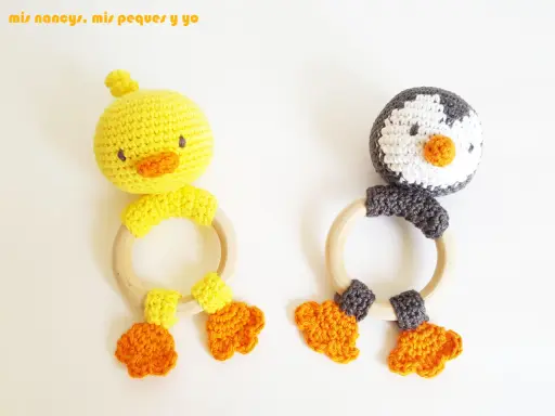 Sonajeros amigurumi de patito y pingüino, perfectos para las manitas de los peques.