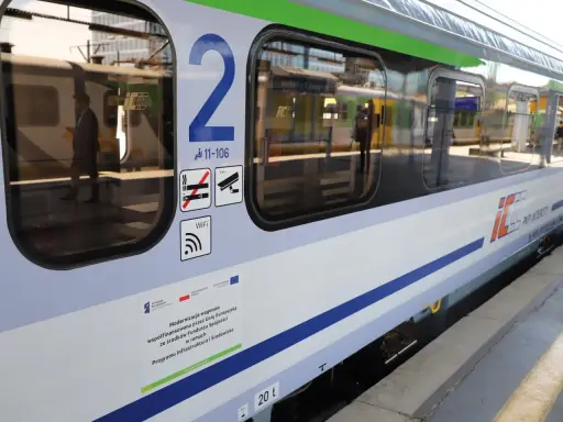 Na wagonie PKP Intercity widnieje symbol zakazu palenia, a nie piwa. Podróżni mogą korzystać z WiFi.