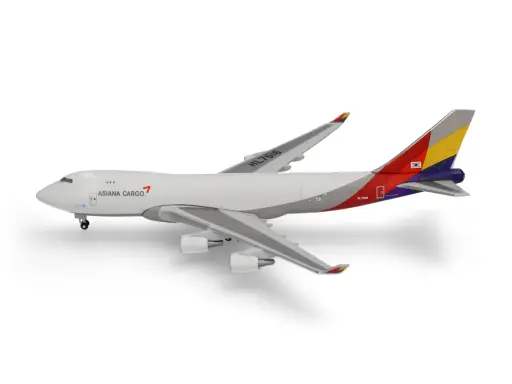 Modellflugzeug von Asiana Cargo im Maßstab 1 zu 500, mit koreanischer Flagge am Heck.