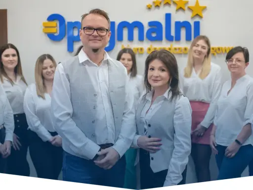 Zespół uśmiechniętych doradców podatkowych w białych koszulach przed logo firmy.