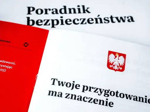 Poradnik bezpieczeństwa z numerem alarmowym 112. Zasada 3 dni przypomina o przygotowaniu na wypadek sytuacji kryzysowych.