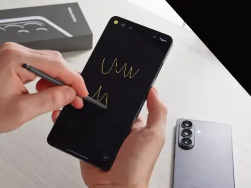 Rysowanie na ekranie nowego Samsunga Galaxy S26 za pomocą rysika. Obok leży drugi telefon.