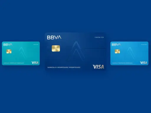 Tres tarjetas virtuales BBVA: débito, crédito y prepago, con el logo de Visa y el nombre del titular.