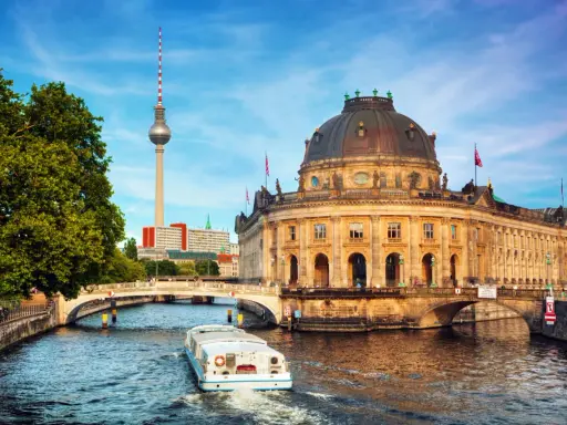 En turist i Berlin njuter av en båttur på Spree, förbi Bode-museet och Fernsehturm.