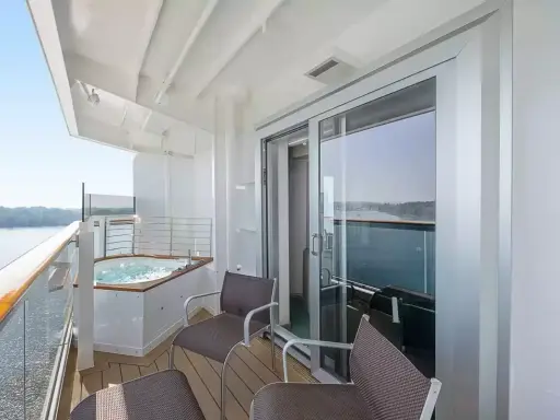Balcone MSC con vasca idromassaggio e vista sul mare. Goditi il panorama dai ponti di questa nave.