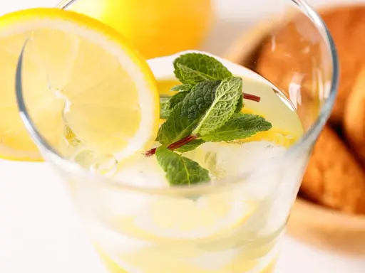 Erfrischende selbstgemachte Limonade mit Zitronenscheiben und Minze. Perfekt zum **Limonade selber machen** an heißen Tagen.
