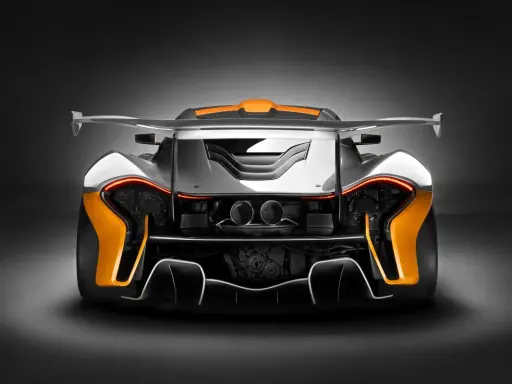 Das Heck des McLaren P1, mit seinen leuchtend orangen Akzenten und dem markanten Flügel, strahlt pure Kraft aus.
