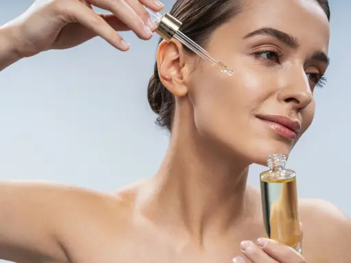Codzienne serum do twarzy: Kiedy tak, a kiedy STOP? Poradnik