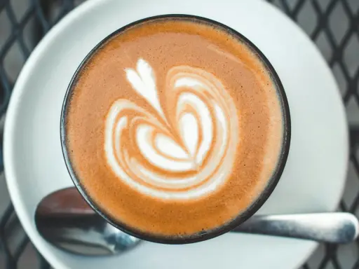 Ein Cortado mit Latte Art, das Herzsymbol auf dem Schaum, im Vergleich zu einem Cappuccino.