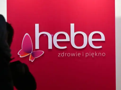 Logo Hebe z motylem na czerwonym tle.