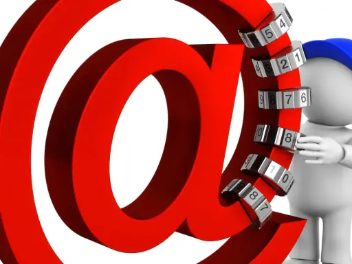 Rotes @-Symbol mit Zahlenschloss, das die Frage aufwirft: ist meine email gehackt? Ein kleiner Mann mit blauer Kappe versucht, das Schloss zu öffnen.