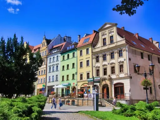 Kolorowe kamienice na rynku w Złotoryi, zachęcające do odkrywania urokliwych zakątków i atrakcji miasta.