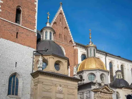 Kto jest pochowany na Wawelu? Królowie, bohaterowie, poeci. Zobacz majestatyczne kopuły Katedry Wawelskiej.