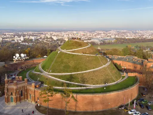 Kopiec Kościuszki w Krakowie, z krętymi ścieżkami i widokiem na miasto, to świetne atrakcje w Krakowie dla dorosłych.