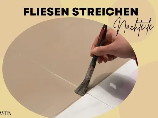 Fliesen streichen Nachteile: Eine Hand streicht mit einem Pinsel über Fliesen. Die Farbe ist hellbraun.