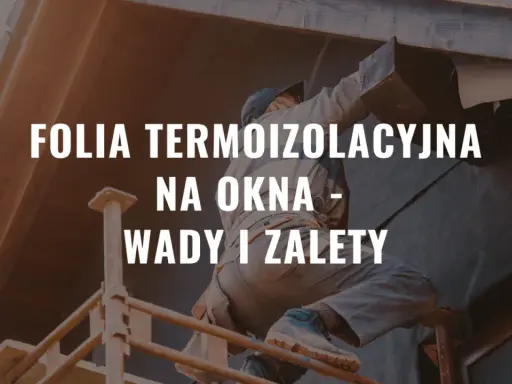 Pracownik montuje folię termoizolacyjną na oknach. Poznaj wady i zalety tego rozwiązania.