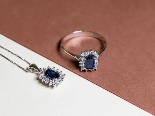 Anello e pendente con zaffiri blu e diamanti, un gioiello prezioso il cui rubino prezzo al carato è da valutare attentamente.