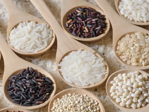 Cucchiaiate di riso per risotti: bianco, nero e integrale. Una selezione di chicchi pronti per creare piatti cremosi e gustosi.