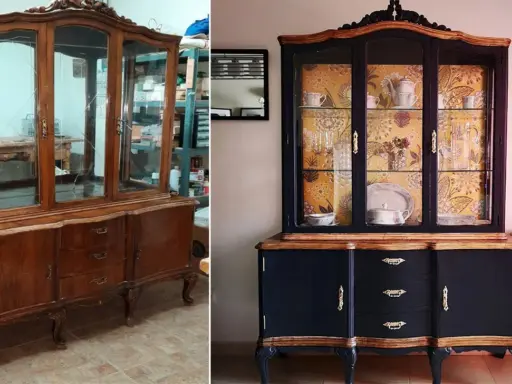 Transformación de un mueble antiguo de madera: antes, un aparador oscuro; después, pintado de azul marino con detalles dorados y papel tapiz floral.