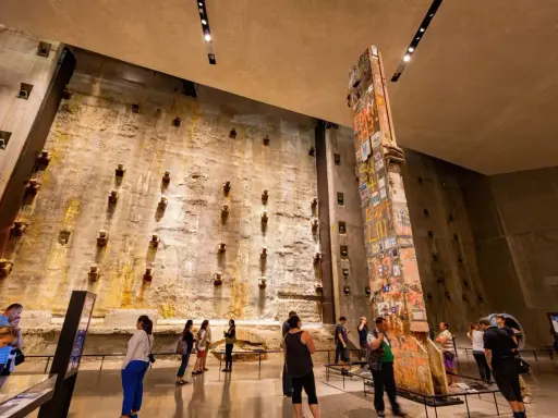 W muzeum 11 września zwiedzający oglądają ocalały fragment konstrukcji WTC, upamiętniający ofiary.