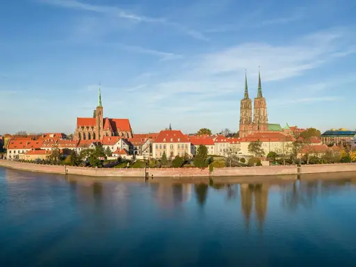 Wrocławskie wyspy i katedry – idealne miejsca, by zobaczyć, co zwiedzić we Wrocławiu. Widok na Ostrów Tumski i rzekę Odrę.