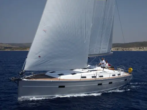 Die **Segelyacht Andromeda** gleitet majestätisch über das tiefblaue Meer, zwei Segel sind gesetzt, zwei Männer am Steuer.