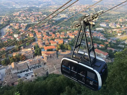 Cabina della funivia sorvola San Marino, offrendo viste panoramiche per indimenticabili san marino tours.