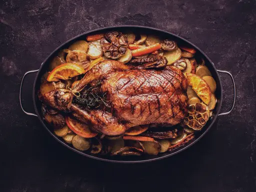 Ein goldbraun gebratener Gänsebraten mit Kartoffeln, Orangen und Knoblauch. Perfekt für den Rotwein zur Gans.
