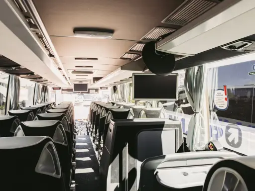 Wnętrze autokaru z wygodnymi siedzeniami, idealne na podróż do Nowego Targu w Bukowinie Tatrzańskiej.