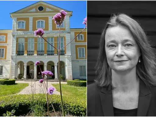 Julita gård med Pettson och Findus i tankarna. En kvinna porträtterad i svartvitt.
