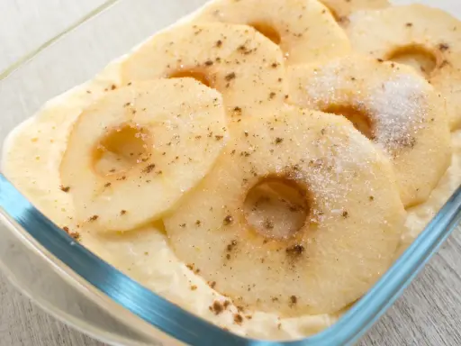 Apfelscheiben in einer cremigen Soße, bestreut mit Zucker und Zimt. Ein leckeres Rezept mit Apfel als Hauptgericht.