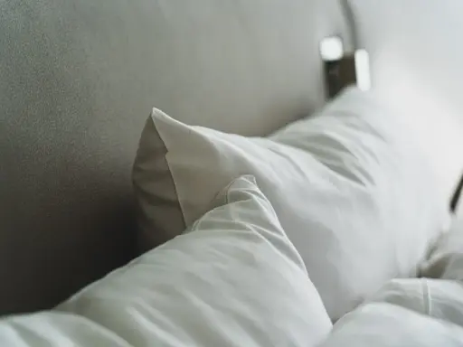 Almohadas blancas sobre una cama, perfectas para unas medidas de almohadas cama 150.