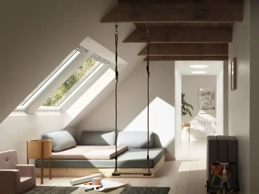 Aménagement d'un grenier lumineux avec balançoire, lit bas et coin jeux. Idées pour comment aménager un grenier en espace cosy.