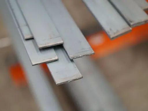 Varias pletinas metálicas apiladas, listas para ser transformadas en estructuras o piezas.