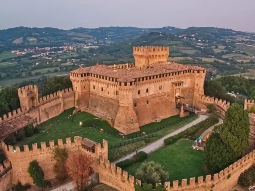 Rocche imponenti e un borgo pittoresco si stagliano tra le colline verdi, un'immagine da cartolina di **Riccione paese**.
